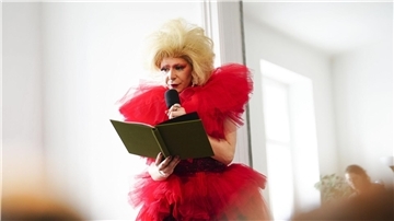 Die Lesung „Drag Storytime 4 Kids“ von Freya Van Kant, sorgte für Trubel.