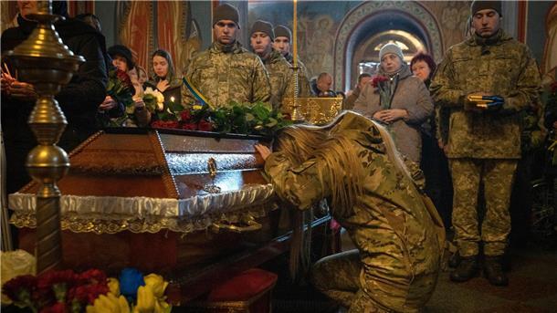 Krieg gegen die Ukraine: So ist die Lage Die letzte Ehre: Eine Beerdigungszeremonie im St. Michaelskloster in Kiew.