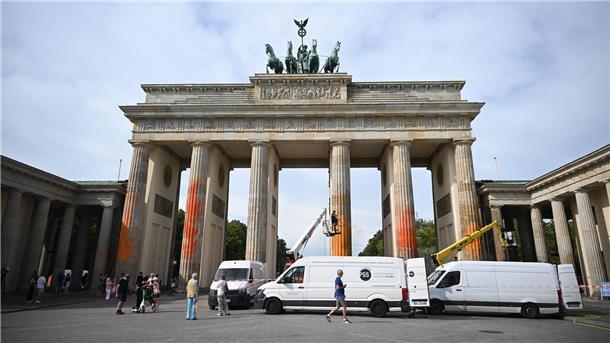 Die Letzte Generation teilte mit, der Farbanschlag sei als Protestaktion zu sehen und „Teil des sogenannten Wendepunkts“.