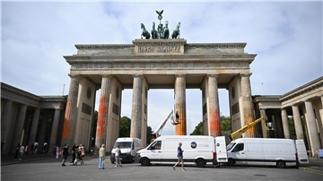Die Letzte Generation teilte mit, der Farbanschlag sei als Protestaktion zu sehen und „Teil des sogenannten Wendepunkts“.