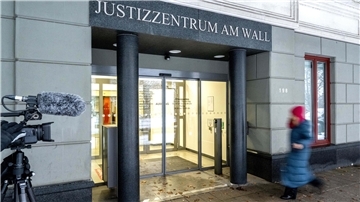 Frau vor Gerichtseingang