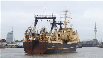 Fischtrawler Nida verlässt Bremerhaven. Im Hintergrund sind der Radarturm und das Atlantic Hotel Sail City zu sehen.