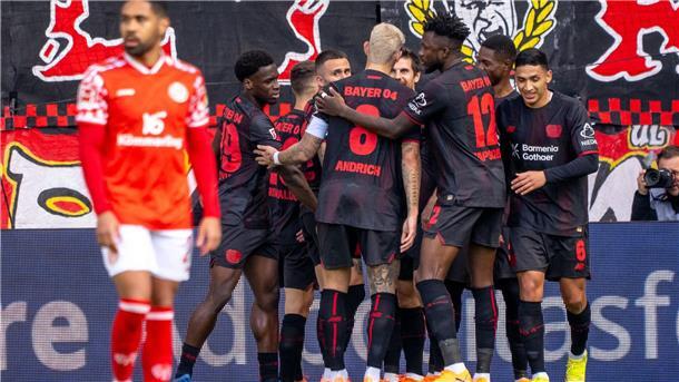 Die Leverkusener Spieler jubeln über die frühe Führung gegen Mainz