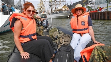 Zwei Frauen mit Rettungswesten