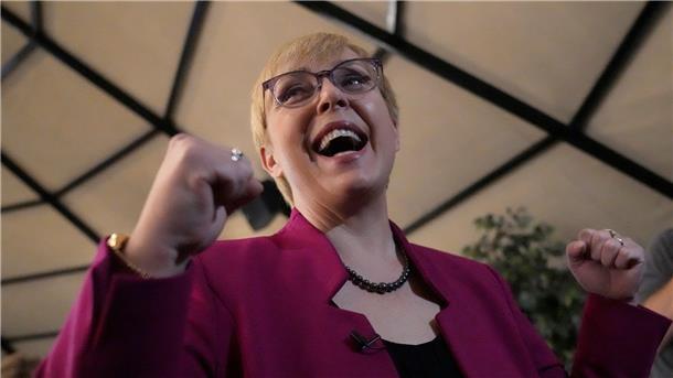 Rechtsanwältin Pirc-Musar wird Präsidentin Sloweniens Die liberale Kandidatin Natasa Pirc Musarat feiert in ihrem Wahlbüro ihren Wahlsieg.