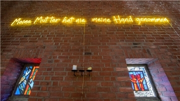 Die Lichtarbeit „Meine Mutter hat nie meine Hand genommen“