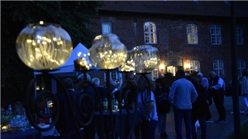 Lichtkompositionen von "Die Lampenfee" am Abend des Weinfestes im Burghof zu Hagen