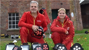Die Lichtkünstler Rolf Arno Specht und Mareike Helbig beim Aufbau an der Moorseer Mühle.