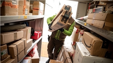 Ein Paketbote