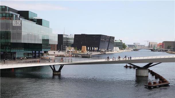„Gesund bauen“: Wie nachhaltig kann Architektur sein? Die Lille Langebro (Kleine Lange Brücke), die über Kopenhagens inneren Hafen führt. Die dänische Hauptstadt richtet in den kommenden Tagen den 28. Weltkongress der Architekten aus.