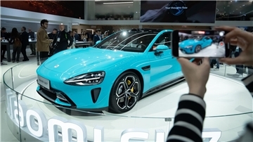 Die Limousine SU7 bei einer Präsentation des Mobile World Congress.