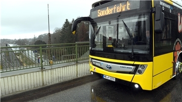 Die Linie 517 (hier noch als „Sonderfahrt“ unterwegs) hält direkt am Wulsdorfer Bahnhof.