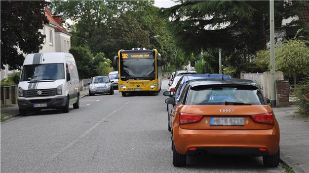 Die links und rechts parkenden Autos auf der Straße Dreibergen erschweren dem Busfahrer die Arbeit. Aber ein ernsthaftes Problem erkennt Robert Haase, der Geschäftsführer von Bremerhaven Bus, darin nicht.