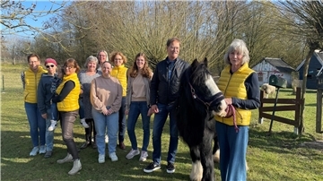 Gruppe mit Pony