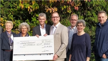 Die Lions-Mitglieder überreichten den Spendenscheck an Landrat Stephan Siefken. 