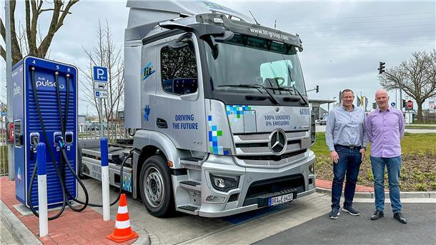 Brake-Bremen: Vollelektrischer Lkw geht in den täglichen Shuttle-Einsatz Claas Bunjes, Leitung Mobility & Digital Solutions und Ralf Biere, Projektmanagement, stehen vor dem E-Lkw.