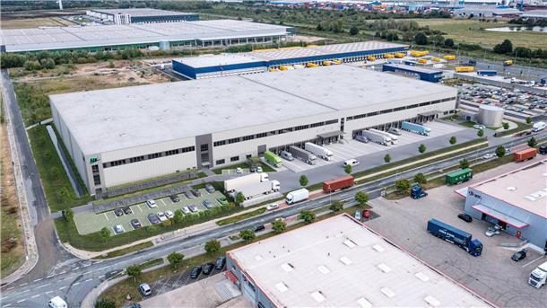 Das Foto zeigt das Logistikzentrum von oben. 