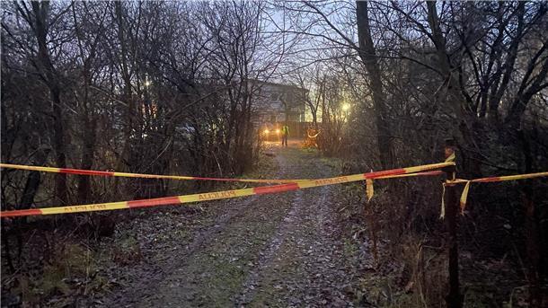 Flugzeugabsturz in Litauen: Alle Trümmerteile geborgen Die litauische Polizei sperrt die Straße, während Ermittler und Einsatzkräfte an der Absturzstelle arbeiten.