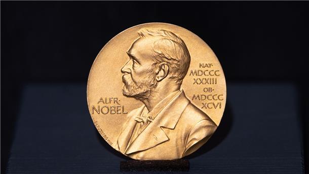 Vergabe Literaturnobelpreis: Ukraine, Rushdie, Überraschung? Die Literatur-Nobelpreis-Medaille ist im Günter Grass-Haus ausgestellt. (Archivbild)