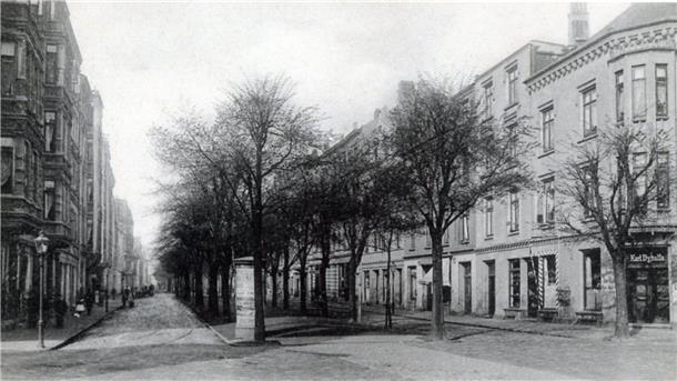 Viele Bäume und wenig Verkehr: So schön war die Lloydstraße früher Die Lloydstraße um 1900 - fast menschenleer. Auch hier ist der Mittelstreifen mit den Bäumen gut zu erkennen.