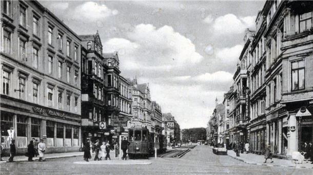 Viele Bäume und wenig Verkehr: So schön war die Lloydstraße früher Die Lloydstraße - vermutlich in den 1930er Jahren. Die Begrünung fehlt hier bereits. Es gibt mehr Platz für Auto und Straßenbahn. Eine gute Entwicklung?