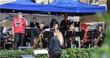 Die Lloydstreet Bigband unterhielt die Gäste vorm Eiscafé Santin mit sattem Sound und vielen Klassikern des Genres.