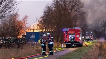Die Löscharbeiten am Sonnabend zogen sich über mehrere Stunden hin. Anwohner versorgten die Feuerwehrleute mit Keksen, Bockwürsten und Getränken.