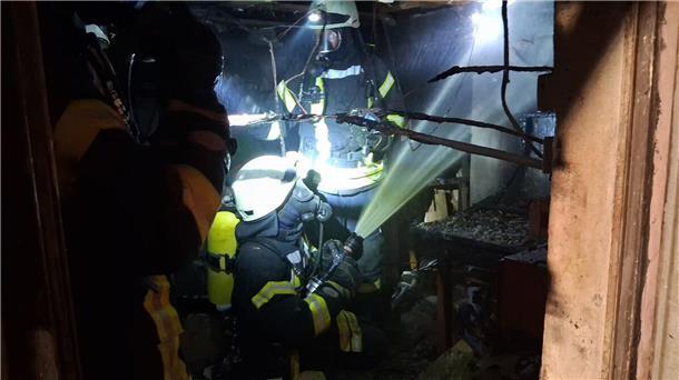Die Feuerwehr bei Löscharbeiten.