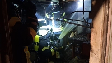 Die Feuerwehr bei Löscharbeiten.