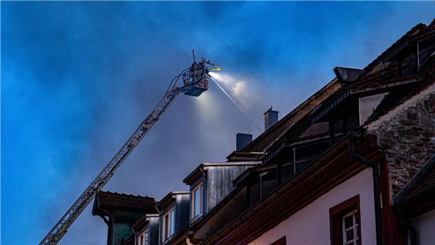 Altstadtbrand: Ursachensuche in Villingen-Schwenningen läuft Die Löscharbeiten waren aufgrund der engen Gassen und des dichten Altbaubestandes herausfordernd.