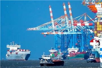 Containerschiffe vor dem Hafen von Bremerhaven.  Die Logistikbranche versammelte sich in Bremen mit 40 Ausstellern und rund 850 Teilnehmern, um über die Zukunft der Häfen und die Herausforderungen der Branche zu diskutieren.