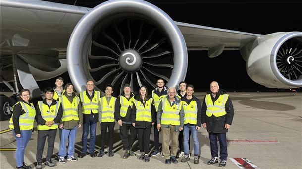 Die Logistiker hatten nachts auf dem Flughafen Köln-Bonn die Möglichkeit, ein Boeing-Frachtflugzeug hautnah zu besichtigen.