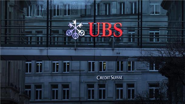 UBS übernimmt Credit Suisse Die Logos der Schweizer Banken Credit Suisse und UBS sind auf verschiedenen Gebäuden in Zürich zu sehen.