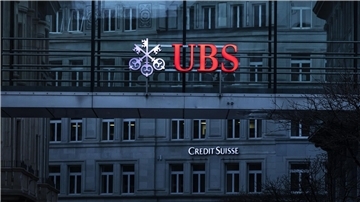 Die Logos der Schweizer Banken Credit Suisse und UBS sind auf verschiedenen Gebäuden in Zürich zu sehen.