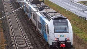 Die Lokführergewerkschaft GDL hat sich in Tarifverhandlungen mit einem Konkurrenten der Deutschen Bahn auf eine 35-Stunden-Woche für Schichtarbeiter geeinigt.