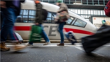 Die Lokführergewerkschaft GDL will die Bahn und auch das Eisenbahnunternehmen Transdev bestreiken. Besonders stark könnte der Regionalverkehr betroffen sein (Archivbild).
