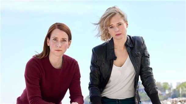 Herrin der Fliegen - „Mordsschwestern“ im ZDF Die Lorentzen-Schwestern Viktoria (Lena Dörrie, l) und Feli (Caroline Hanke, r).
