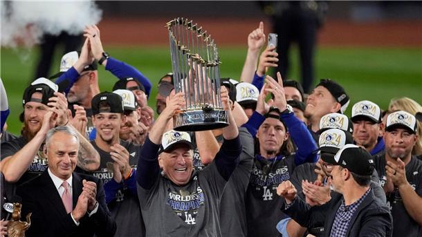 Krawalle in Los Angeles nach Final-Sieg der Dodgers Die Los Angeles Dodgers feiern mit der Trophäe ihren Sieg in der World Series.