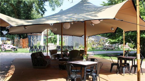 Die Lounge vor dem Marktstall im Kliemannsland.
