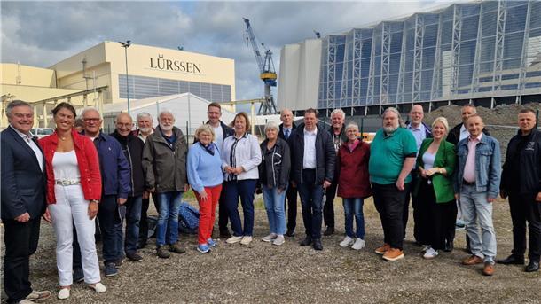 Die Lürssen-Werft investiert erheblich in die Standorte Lemwerder und Berne. Über die Entwicklungen informierte sich die Delegation während einer Besichtigung.