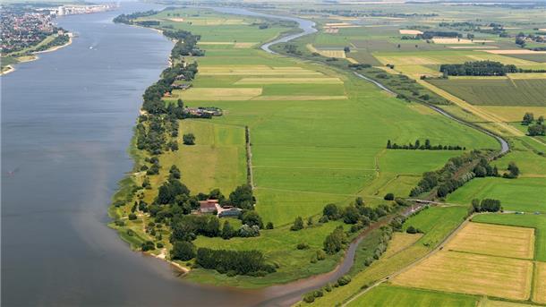 Die Luftaufnahme lässt es erkennen: Harriersand ist eine der längsten Flussinseln in Europa. Fähranleger, Zeltplatz, Restaurant und Wochenendhäuschen bilden das Zentrum der Insel, die per Personenfähre und über eine Straße zu erreichen ist.