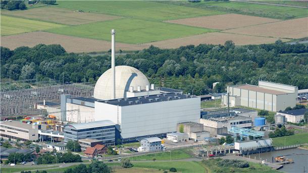 Die Luftaufnahme zeigt 2018 vom Netz genommene Kernkraftwerk Unterweser. Im Zusammenhang mit dem Rückbau stehen nun schwere Vorwürfe im Raum