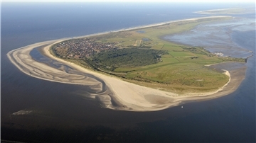 Die Luftaufnahme zeigt die ostfriesische Insel Langeoog. Bald könnten mehrere Stromleitungen einmal quer durch die Insel führen.