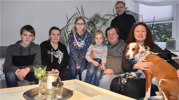 Tierschützerin Diana Horvat aus Lunestedt (rechts) kümmert sich nicht nur um Hunde und Katzen auf dem Balkan, sondern auch um die Haustiere von geflüchteten ukrainischen Familien. 