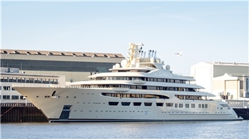 Die Luxusjacht „Dilbar“ liegt an der Lürssen-Werft in Lemwerder gegenüber vom Bremer Stadtteil Vegesack. Sie war im April auf Basis der EU-Sanktionen wegen des Einmarschs russischer Truppen in die Ukraine festgesetzt worden.