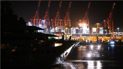 Die Luxusjacht „Dilbar“ wird vor den Landungsbrücken am Containerterminal Burchardkai vorbei gezogen.