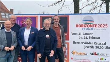 Die Macher des Festivals freuen sich auf viele „Horizonte"-Höhepunkt: Bürgermeister Michael Hannebacher (von links), KuH-Vorsitzender Manfred Bordiehn, Marco Tulodetzki vom Hauptsponsor (der Stiftung der Sparkasse Rotenburg Bremervörde), Arne Suter (KuH) und Andreas von Glahn („Tandem").