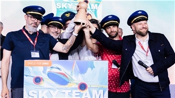 Die Macher von „Sky Team“ feiern die Auszeichnung.