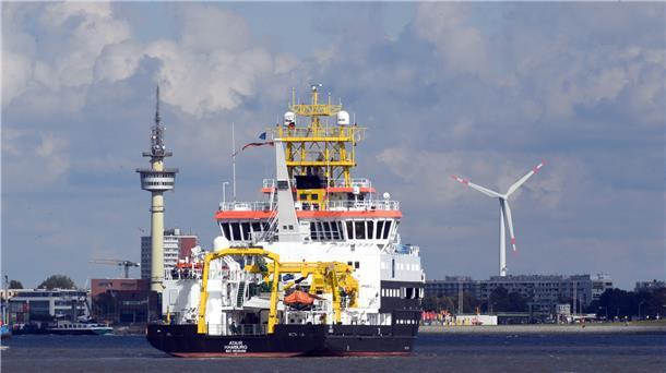 Die mächtige "Atair" aus Hamburg vor dem Radarturm in Bremerhaven.