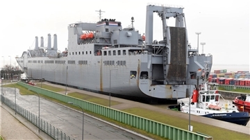 Die mächtige „Leroy A. Mendonca“ am Freitag, 24. Februar, in der Nordschleuse in Bremerhaven. Sie dürfte wieder Panzer und weitere Militärfahrzeuge wegen des Ukraine-Krieges nach Europa bringen.
